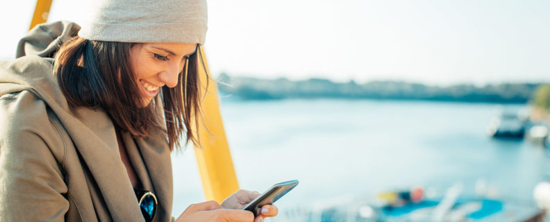 Tjej med mobiltelefon